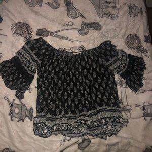 Cute crop top long sleeve🤍 bought it a Tillys